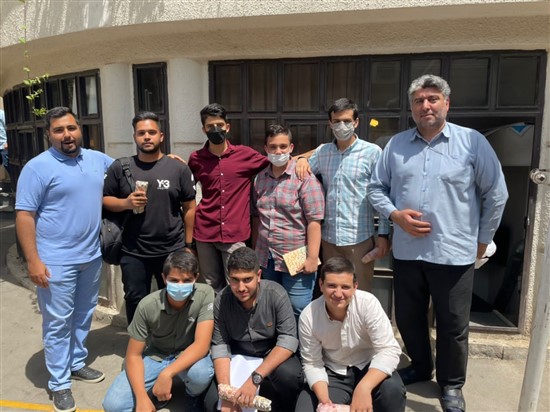 کادر اجرایی کنار دانش آموزان